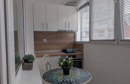 Burgas Center Apartment | Boutique Flora Apartment with WiFi and AC in Burgas