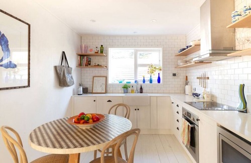 Mona Vale Apartment | Boutique Getaway steps from beach