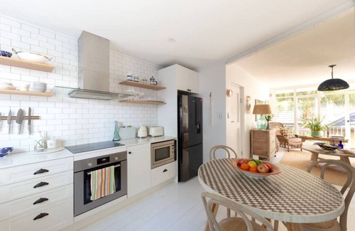 Mona Vale Apartment | Boutique Getaway steps from beach