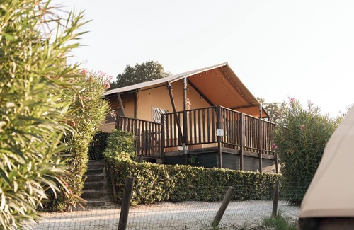 Montefiore dell'Aso RV Rental | Boutique Glamping Safaritent, met uitzicht op Adriatische zee