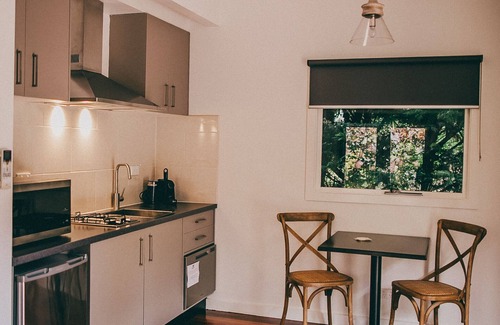 Yarra Glen Bed & Breakfast | Boutique group resort accommodation - 7 rooms & 7 bathrooms. Sleeps up to 14pax