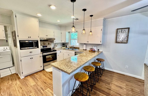 Abilene House | Boutique Home-Cozy, Clean, Comfy, 3/2 Abilene, Sleeps 6, near ACU, King