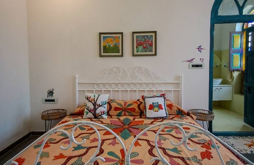Udaipur Bed & Breakfast | Boutique Homestay With Art Center in Courtyard House