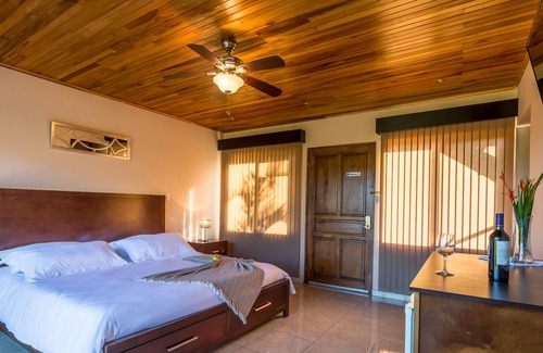 Garabito Cabin | Boutique hotel cabin with private rooftop and amazing views