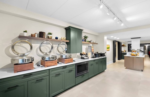 Tinton Falls Apartment | Boutique hotel offers modern amenities and upscale luxury suites with kitchens.