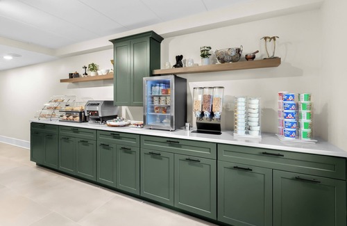 Tinton Falls Apartment | Boutique hotel offers modern amenities and upscale luxury suites with kitchens.