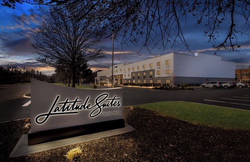 Tinton Falls Apartment | Boutique hotel offers modern amenities and upscale luxury suites with kitchens.