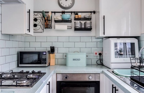 Winslow House | Boutique House Walking Distance to the High Street Free Parking Fast Wifi