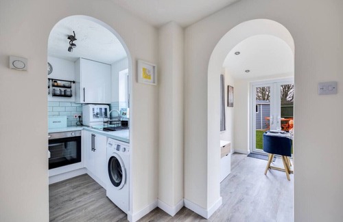 Winslow House | Boutique House Walking Distance to the High Street Free Parking Fast Wifi