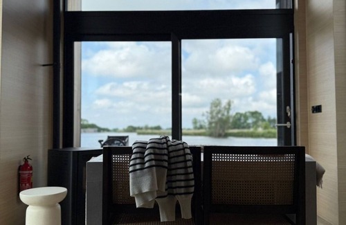 Monnickendam Boat Rental | Boutique Houseboat Stay – Romantic Getaway for Two