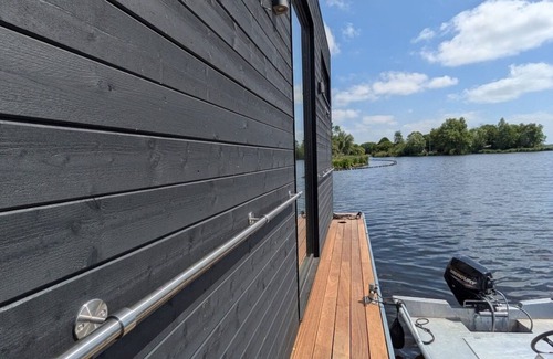 Monnickendam Boat Rental | Boutique Houseboat Stay – Romantic Getaway for Two