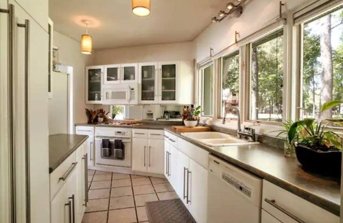 Effingham House | Boutique Lake-Side Home with Magical Views