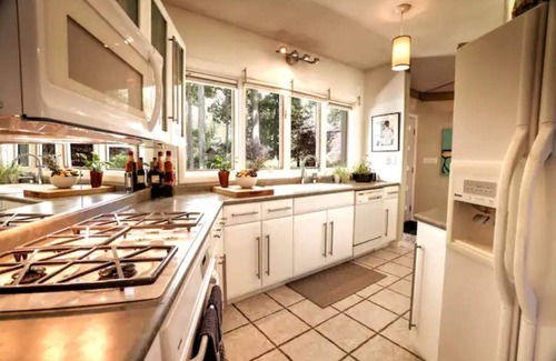 Effingham House | Boutique Lake-Side Home with Magical Views