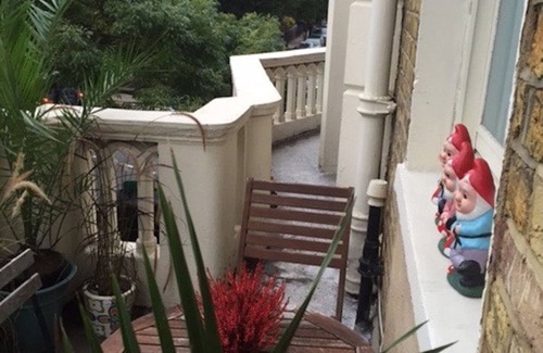Warwick Apartment | Boutique Large Studio Flat With Balcony in Central London,Pimlico, Victoria. Near the Kings Road.