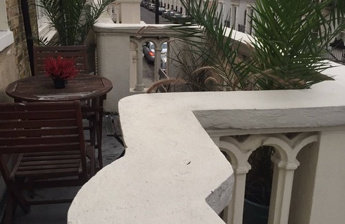 Warwick Apartment | Boutique Large Studio Flat With Balcony in Central London,Pimlico, Victoria. Near the Kings Road.