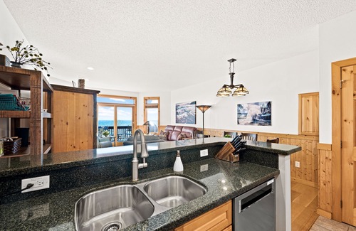 Beaver Bay House | Boutique Luxury On Lake Superior! Stunning Views Sunrise/Moon Waves Romantic
