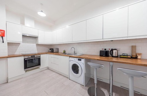 St. George's Apartment | Boutique Modern Hotel Room For Two Near Tube And Bus Stations