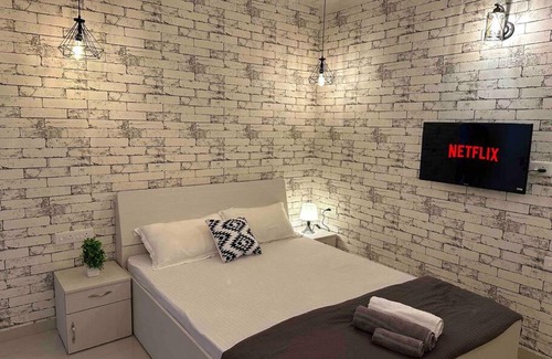 Koregaon Park Apartment | Boutique Room in Koregaon Park. WiFi, Ac, Smart Tv