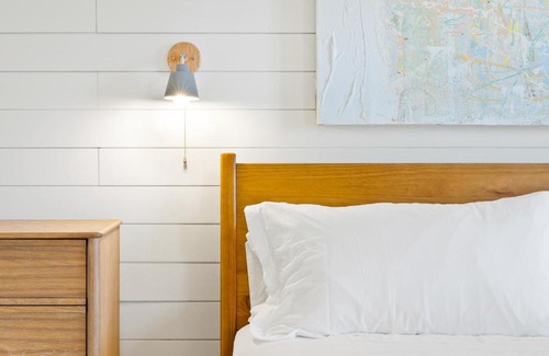 North Downtown Hotel | Boutique Room steps from Downtown Mall Rose Jean Room 3