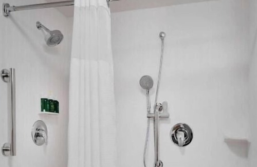Mahwah House | Boutique shopping in Franklin Lakes! FREE Parking, Pet-friendly, Seasonal Pool!