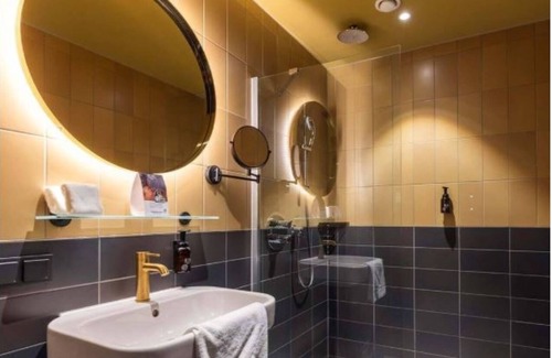 Kralingen-Crooswijk Hotel | Boutique Stay in Design Hotel near Markthal, Cube Houses & Erasmus Bridge