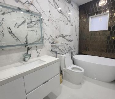Princeton House | Boutique Style House, Mini Golf BBQ Hot-Tub EV-Charger Foosball