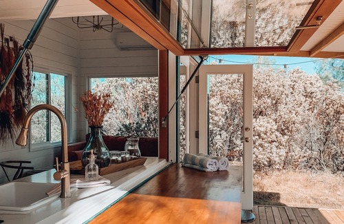 Coarsegold Cottage | Boutique Tiny house Yosemite National Park & Bass lake w/outdoor clawfoot tub