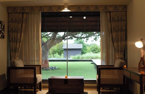Junagadh Villa | Boutique wilderness stay by forest lawns. Peaceful! Pet‑Friendly!