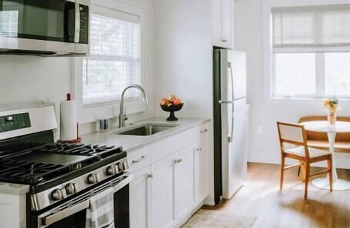Brentwood House | *Boutique Woodview Walk Up Apartment*