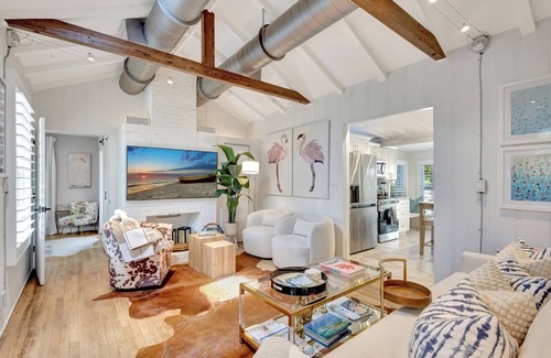 Sunshine Park House | BoutiquenBungalow/KING Beds/Pool/Tiki/BBQ/Resort