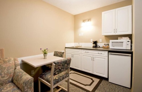 Cochrane Hotel | Bow River Inn