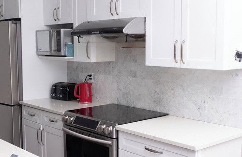 Sunnyside House | Bow River Retreat:Single Room w/Shared Amenities