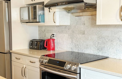 Sunnyside House | Bow River Retreat:Single Room w/Shared Amenities