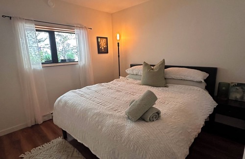 Bowen Island House | Bowen Island Getaway by the Sea- Dog friendly- Ocean Views