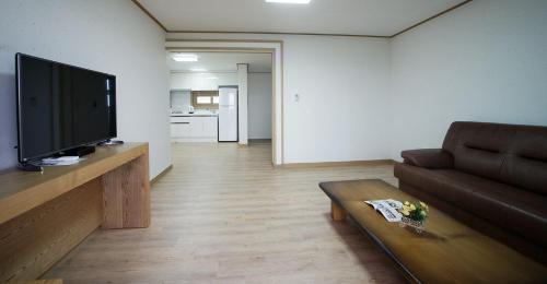 Jungmun House | Bowhill Resort & Pension
