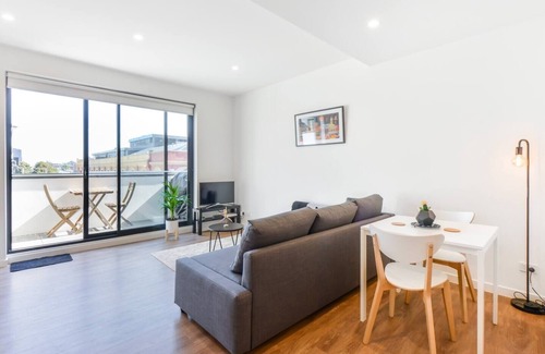 Richmond Apartment | BOWIE Sun soaked Comfort in the Heart of Richmond