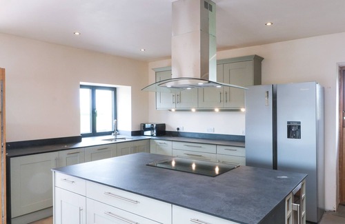 Lancaster House | BOWLAND BARN, pet friendly, with hot tub in Lancaster