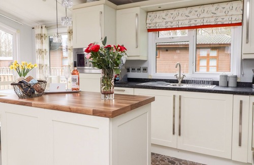 Knott End-on-Sea Cottage | BOWLAND LAKES LEISURE VILLAGE LODGE 16, pet friendly in Scorton