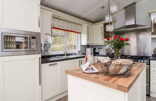 Knott End-on-Sea Cottage | BOWLAND LAKES LEISURE VILLAGE LODGE 16, pet friendly in Scorton