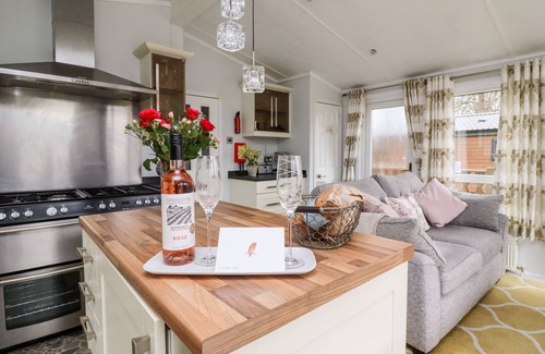 Knott End-on-Sea Cottage | BOWLAND LAKES LEISURE VILLAGE LODGE 16, pet friendly in Scorton