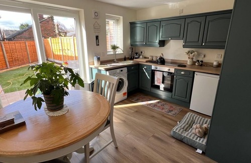 Wheaton Aston Cottage | BOWLING GREEN COTTAGE, Pet friendly, country village location, Sleeps 6