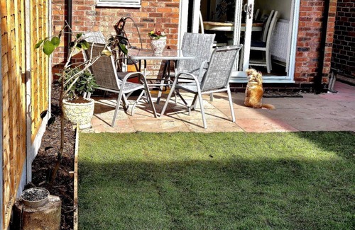 Wheaton Aston Cottage | BOWLING GREEN COTTAGE, Pet friendly, country village location, Sleeps 6