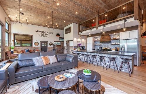 Wears Valley House | Bowling Waterfront Luxury MtnViews Pool Sleeps12