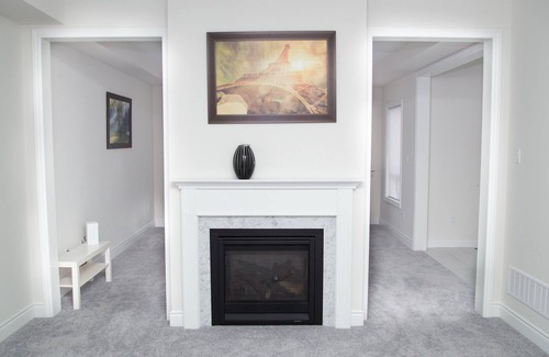 Bowmanville House | BOWMANVILLE BREEZE STAY