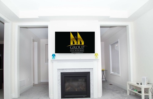 Bowmanville House | BOWMANVILLE BREEZE STAY
