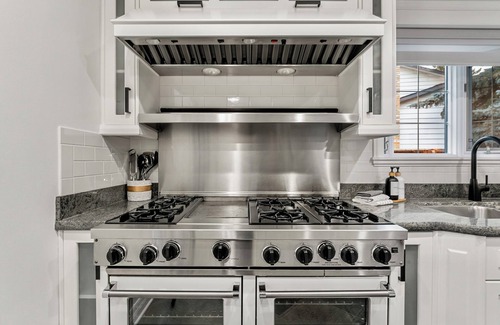 Varsity House | Bowmont Park Luxury Retreat w/AC