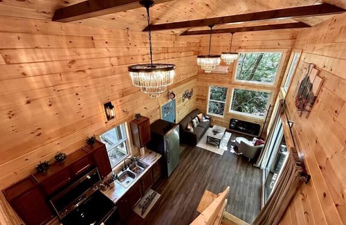 Stanton Cabin | Box Car Cabin | Brand new | Hot Tub| | Fire Pit