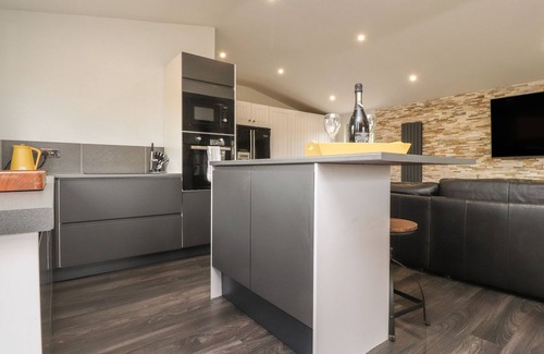 Wennington Cottage | BOX TREE ESCAPES, family friendly, with hot tub in Kirkby Lonsdale