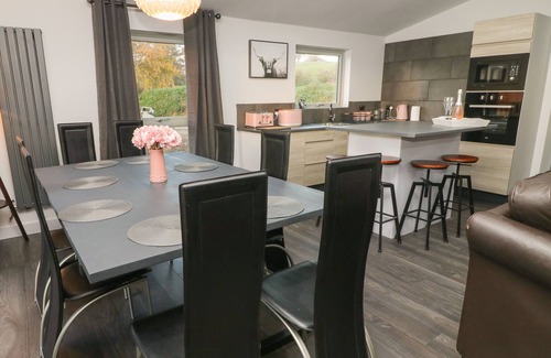 Wennington Cottage | BOX TREE ESCAPES, family friendly, with hot tub in Kirkby Lonsdale