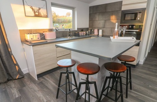 Wennington Cottage | BOX TREE ESCAPES, family friendly, with hot tub in Kirkby Lonsdale
